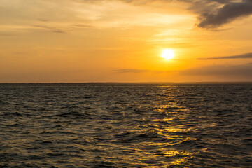 Obraz premium Sunrise on the beach where you can see the sun early in the morning