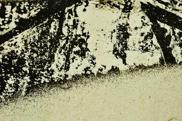 Wand, Mauer Putz abgeblättert, Graffiti in schwarz beige,  rauer Hintergrund für Design, Web, mit...