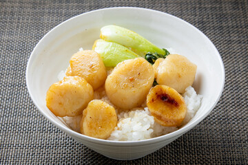 帆立丼(チンゲンサイ入り)。
