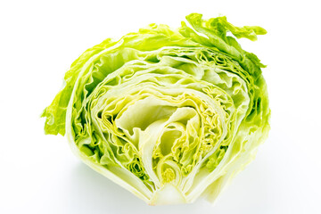 半分に切ったレタスの断面(白バック)。
