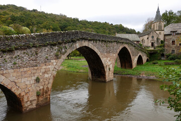 Fototapeta na wymiar Old bridge over the river in Belcastel, France