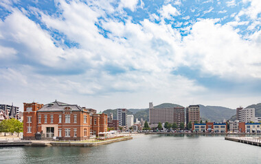 Naklejka premium 門司の町並みと綺麗な海の門司港