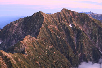 夕焼けの北アルプスの鹿島槍ヶ岳