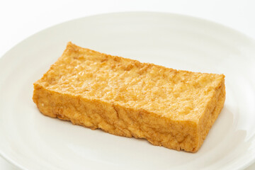 白背景に厚揚げ