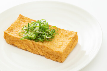 白背景に厚揚げ