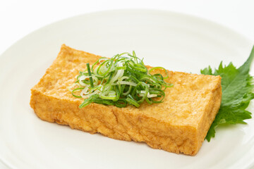 白背景に厚揚げ