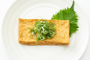 白背景に厚揚げ