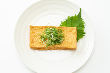 白背景に厚揚げ