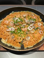 Seafood omelette with rice crisps