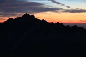 夕焼けの北アルプスの剱岳