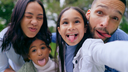 Obraz premium Funny selfie in park, parents and happy kids with smile, love and bonding on weekend in nature. Photography, fun and family memory, mother and father with children in green garden in playful portrait