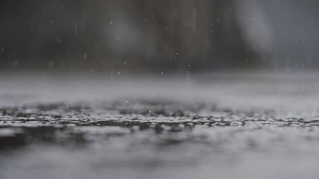 スーパースロー映像：コンクリートに落ちて跳ねる雨