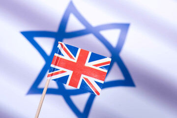 Flaggen von Israel und Großbritannien