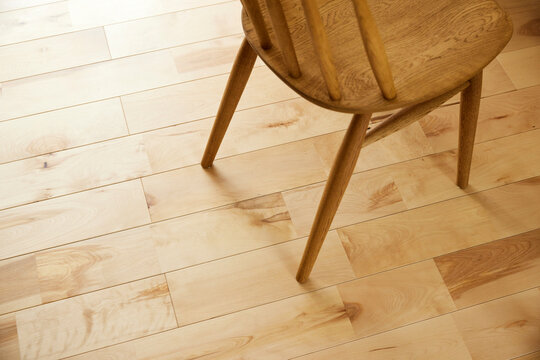 フローリングと椅子