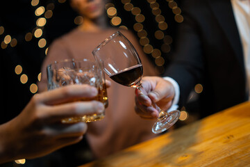 Celebration night, pour whiskey into a glass. Give to friends who come to celebrate