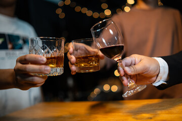 Celebration night, pour whiskey into a glass. Give to friends who come to celebrate