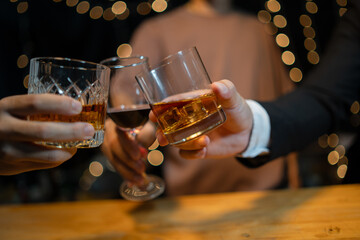 Celebration night, pour whiskey into a glass. Give to friends who come to celebrate
