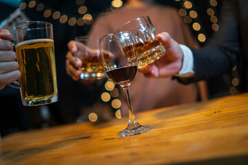 Celebration night, pour whiskey into a glass. Give to friends who come to celebrate