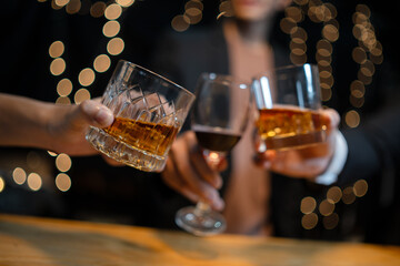 Celebration night, pour whiskey into a glass. Give to friends who come to celebrate
