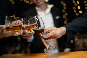 Celebration night, pour whiskey into a glass. Give to friends who come to celebrate