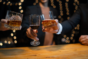 Celebration night, pour whiskey into a glass. Give to friends who come to celebrate