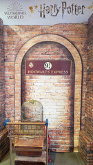 Obraz premium Hogwarts Express 9 background in shop commercial Harry Potter Studio Tour wizarding world