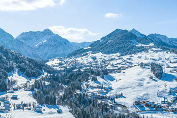 Fototapeta na wymiar Herrlicher Winter im Kleinwalsertal, Ausblick auf Hirschegg und das Skigebiet am Heuberg