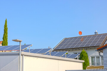 Haus und Garage mit Sonnenkollektoren