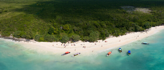 Wonderful white sandy beach and turquoise ocean in zanzibar at sunny day, Tanzania - obrazy, fototapety, plakaty