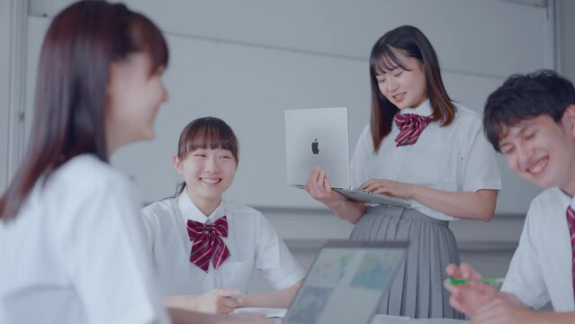 グループワークをする高校生