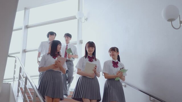 階段を降りる高校生