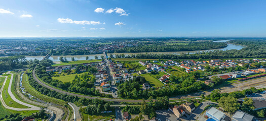 Panoramablick über Simbach am Inn in Niederbayern zur österreichischen Innseite