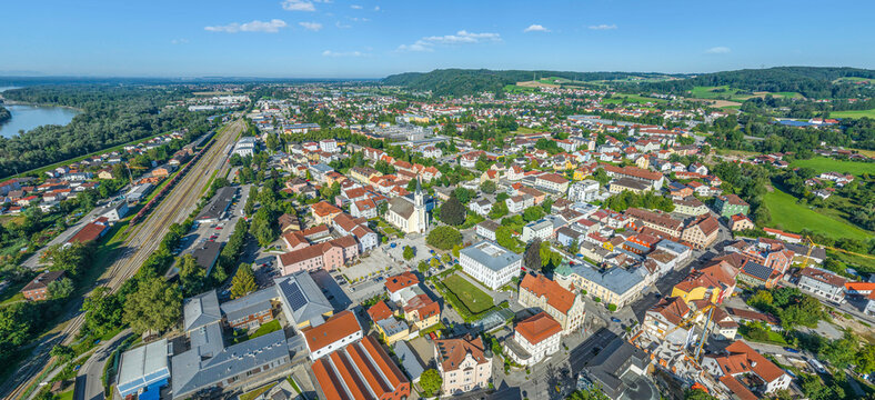 Panoramablick &uuml;ber die Grenzstadt Simbach am Inn im niederbayerischen Landkreis Rottal-Inn