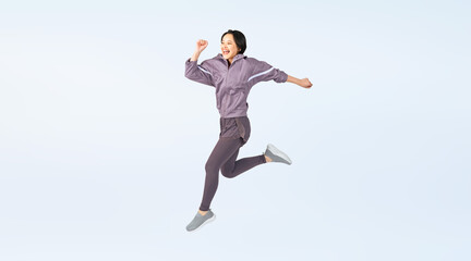 Fototapeta na wymiar ジャンプするスポーツウェアを着た女性　切り抜き全身写真（切り抜き背景透過PNGも販売しております。作成者リンクから「PNG」で検索してください）