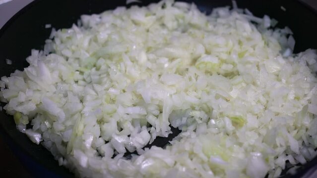 炒められた玉ねぎがあめ色変わる様子
