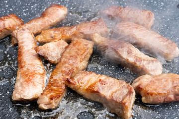 マルチグリドルで調理する焼肉ステーキ