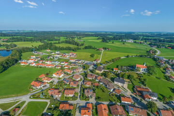 Die kleine Ortschaft Rückholz im Ostallgäu von oben - obrazy, fototapety, plakaty