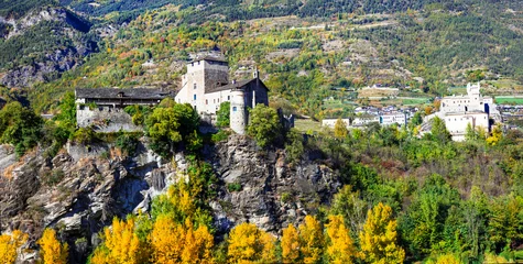 Gardinen Scenic Valley Aosta (Valle d'Aosta) in northern Italy. view of  medieval castles- Sarriod de La Tour and Saint Pier © Freesurf