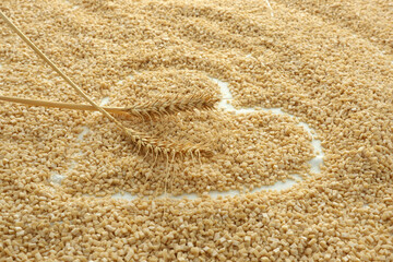It is made into a heart shape with egg dough noodles and has two wheat ears placed on it.