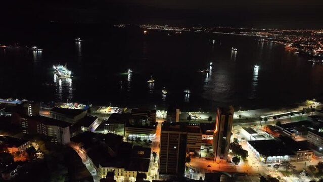Imagem a&eacute;rea noturna da cidade costeira Valpara&iacute;so no Chile em 2023. 