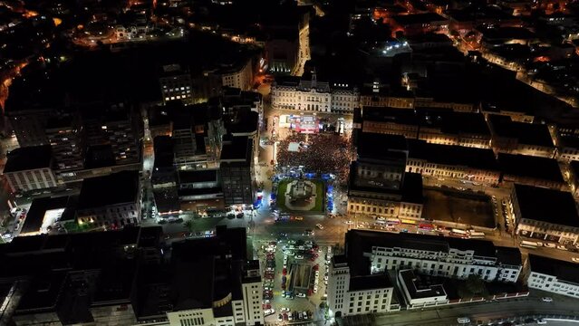 Imagem a&eacute;rea noturna da cidade costeira Valpara&iacute;so no Chile em 2023. 