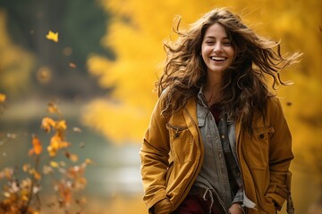 Paseo otoñal. Retrato de mujer. Chica feliz con sudadera amarilla y chaqueta vaquera. temporada de...