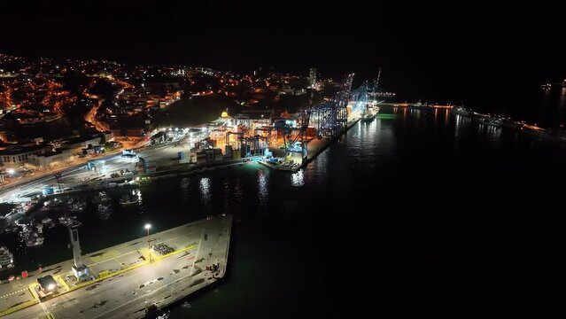 Imagem a&eacute;rea noturna da cidade costeira Valpara&iacute;so no Chile em 2023. 