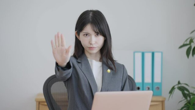 弁護士バッジをつけたストップする女性弁護士