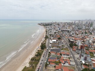 Fototapeta premium BELA PRAIA COM MUITO AZUL NO MAR DE JOÃO PESSOA PARAIBA, CABO BRANCO, IMTERMARES E BESSA