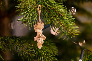 Eine Engel Figur an einem Tannenzweig am Weichnachten Baum