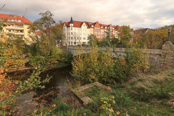 Obraz premium Herbstliches Geraufer im Erfurter Norden; Blick über den Fluss zum Nettelbeckufer