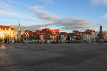 Erfurter Domplatz im Abendlicht, Ostseite mit Allerheiligenkirche und Obelisk
