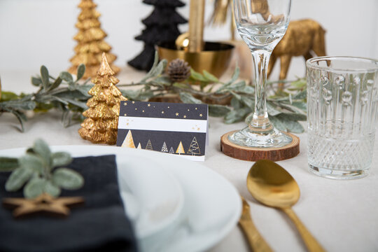 Tischdekoration an Weihnachten in schwarz, natur und gold wei&szlig;
