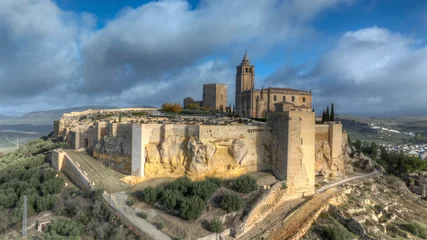 Zelfklevend behang Cerro Torre vista aérea con dron de la fortaleza de la mota en Alcalá la Real, Andalucía 